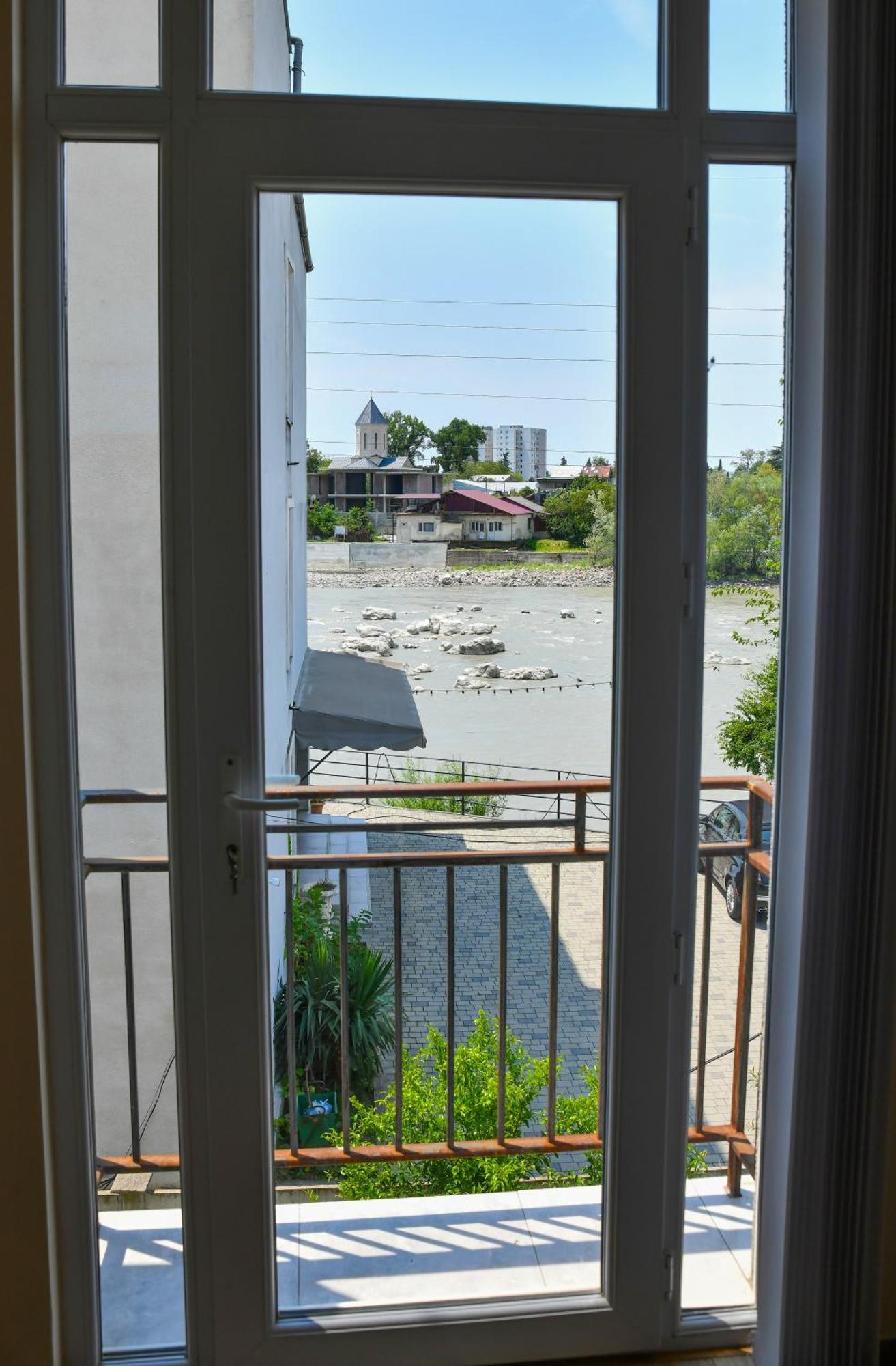 Just Inn Kutaisi Exterior photo